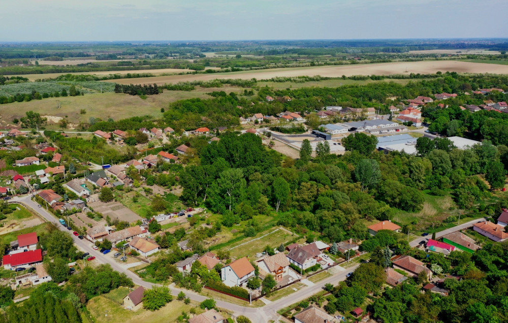 Tápiósáp belterületén a Sápi patak melletti domb. Távolról,a falun kivű..