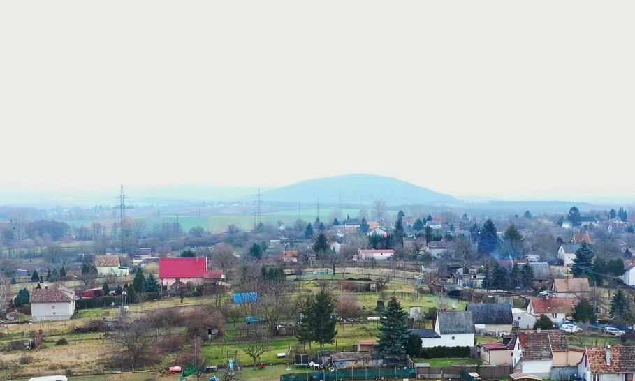 Csak fél kilométert kell menni a következő gyanús dombig. A Homokhegy dűl�..