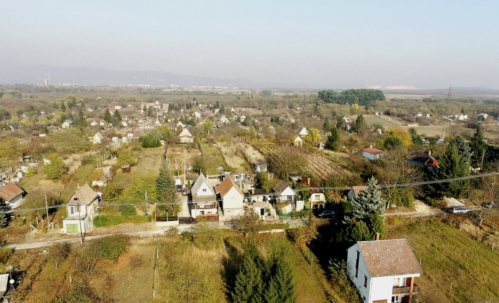 Csak fél kilométert kell menni a következő gyanús dombig. A Homokhegy dűl�..