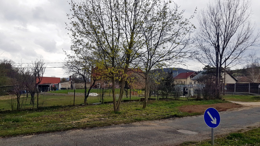 Következő hely, Tatabánya. A 100-uton amikor a városhoz érünk bal oldalon ..
