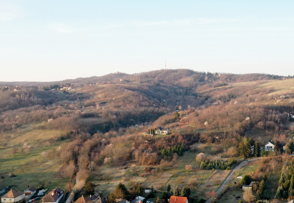 Nagyon érdekes állomás következik, Győrújbarát a helyszín. A Kis Pándzs..