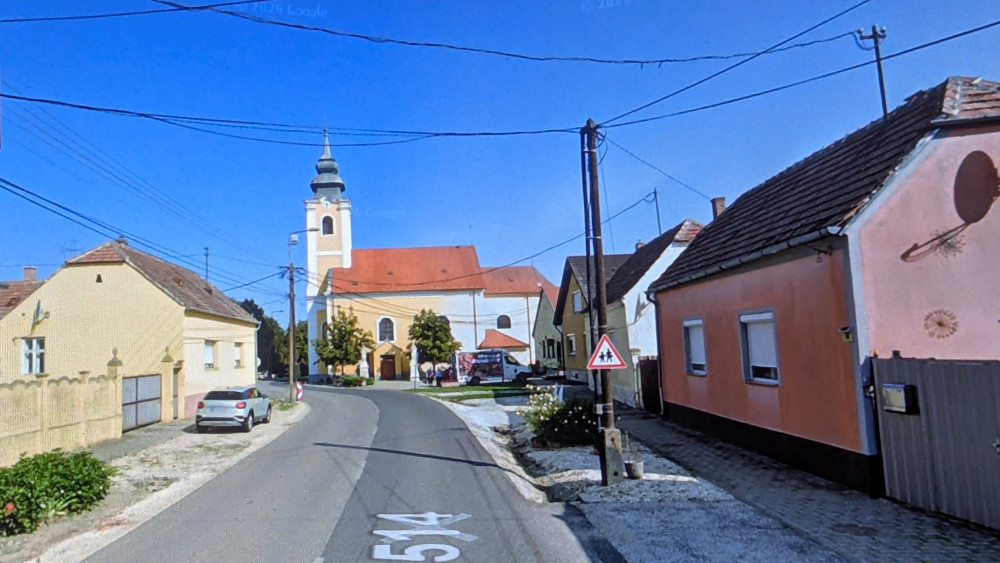 Tovább haladva Osli község következik, a falu központi helyén a katolikus ..
