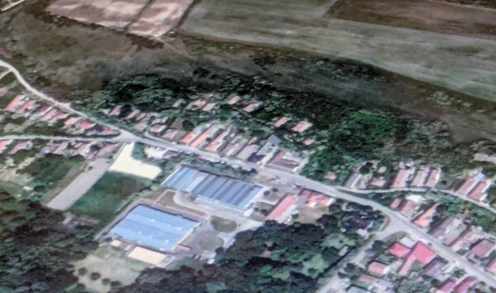 Tápiósáp belterületén a Sápi patak melletti domb. Távolról,a falun kivű..
