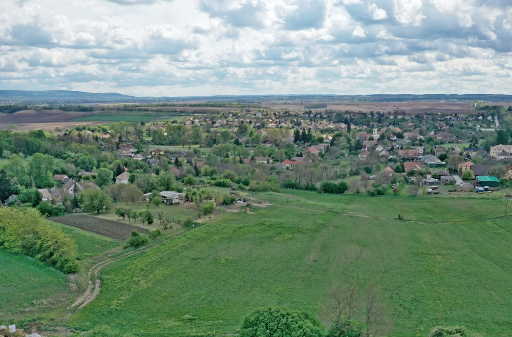 Hasonló a helyzet a következő helyen, Kömlőd belterületén. A forrás itt ..